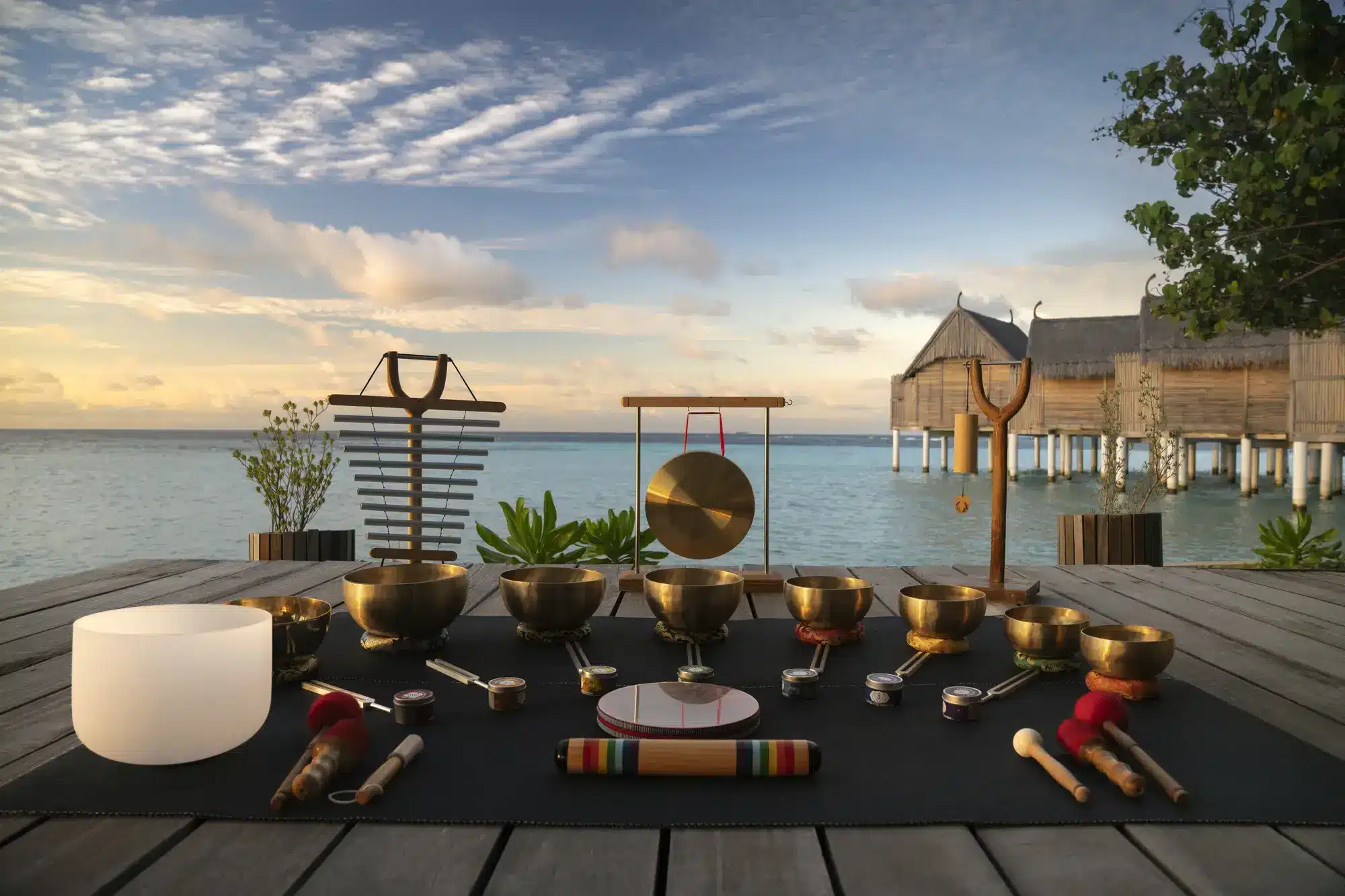 Wellness Indischer Ozean: Neue Spa-Erlebnisse bei Constance Hotels Über dem Wasser des Süd-Ari-Atolls dienen die Malediven im Constance Moofushi als Kulisse für ganzheitliche Klangrituale. (Quelle: zvg)