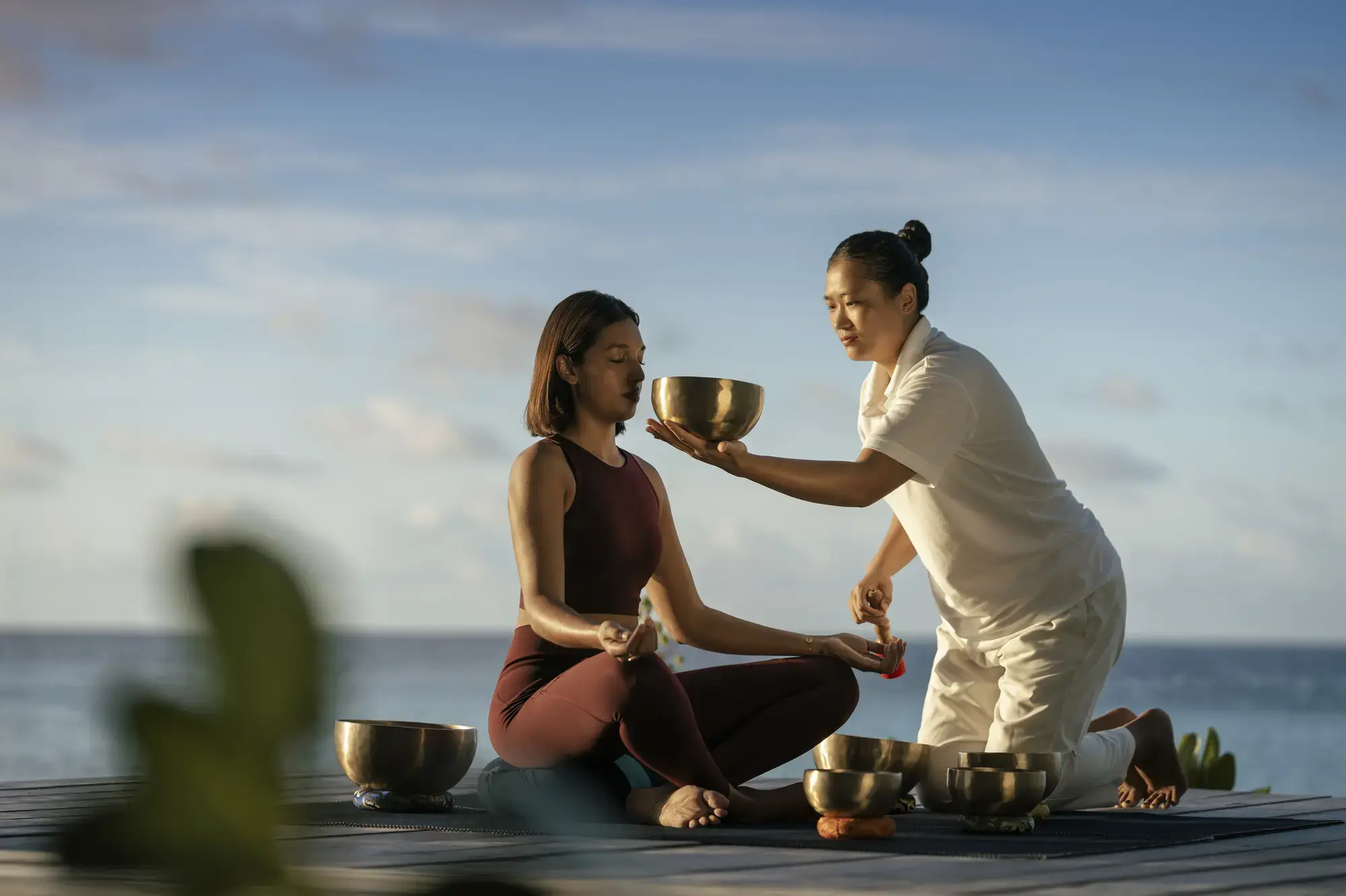 Wellness Indischer Ozean: Neue Spa-Erlebnisse bei Constance Hotels Im Constance Halaveli finden meditative Full Moon Sound Healing Sessions direkt unter dem maledivischen Nachthimmel statt. (Quelle: zvg)