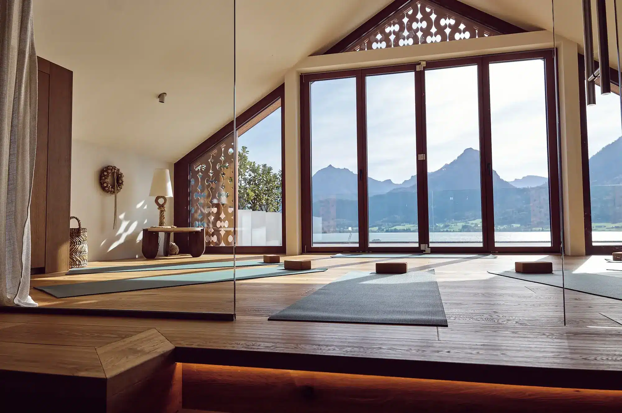 Seevilla Wolfgangsee Events 2026: Genussrunde, Flugshow und Geflügelter Herbst Rooftop-Terrasse der Seevilla Wolfgangsee mit Yoga-Bereich und Blick auf die Salzkammergut-Gipfel