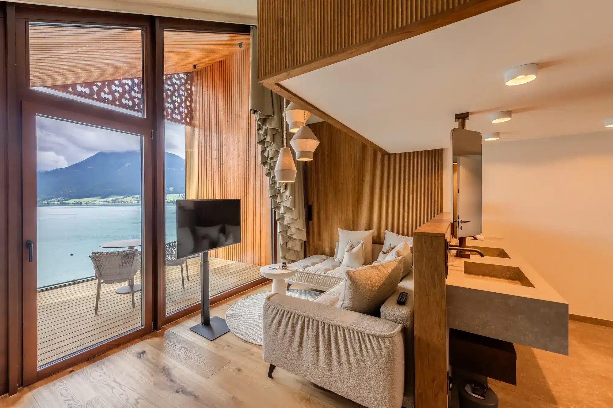 Seevilla Wolfgangsee Events 2026: Genussrunde, Flugshow und Geflügelter Herbst Panorama-Zimmer der Seevilla Wolfgangsee mit bodentiefen Glasfronten zum See