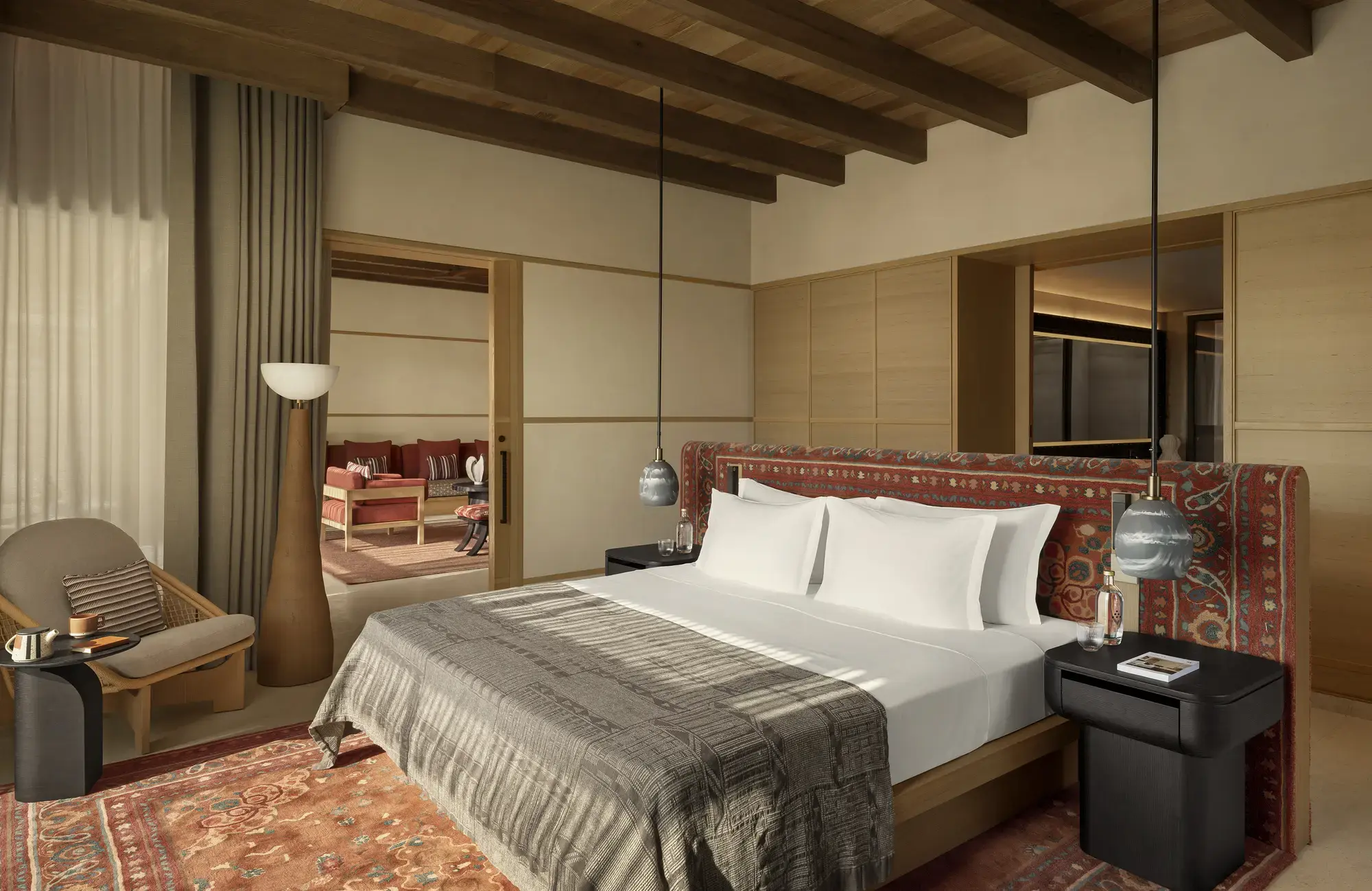 AMAALA Saudi-Arabien: 2 spektakuläre Luxusresorts am Roten Meer AMAALA Saudi-Arabien: Die Pool-Suiten des Six Senses zitieren die traditionelle Küstenarchitektur der Region. (Quelle: Six Senses AMAALA)