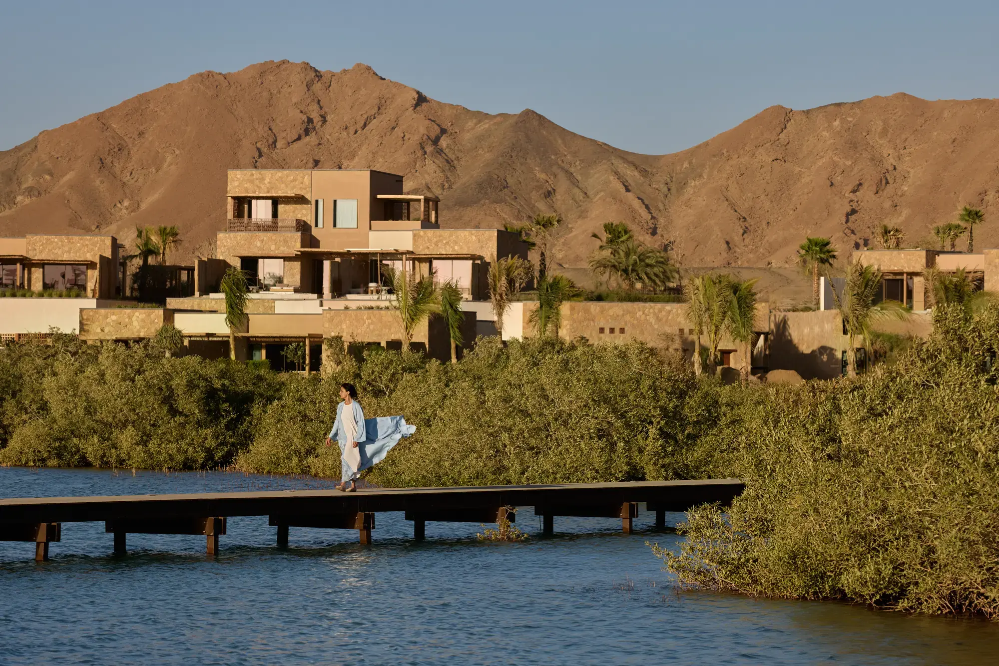 AMAALA Saudi-Arabien: 2 spektakuläre Luxusresorts am Roten Meer Naturnaher Luxus zwischen Mangroven und Wüstenbergen prägt das Gelände des neuen Six Senses Resorts. (Quelle: Six Senses AMAALA)