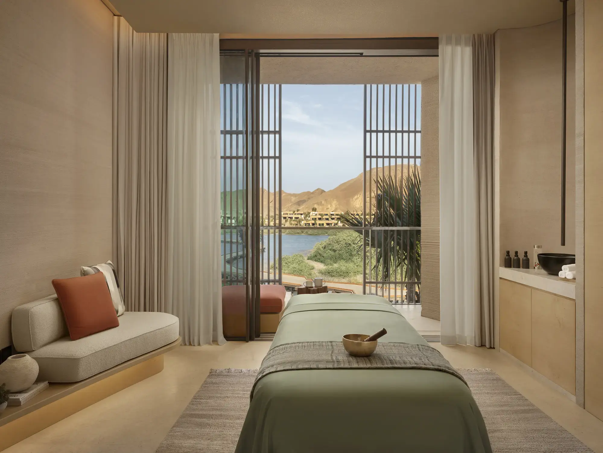 AMAALA Saudi-Arabien: 2 spektakuläre Luxusresorts am Roten Meer Longevity-Diagnostik und regenerative Therapien treffen im Six Senses Spa auf weite Ausblicke über die Tabuk-Region. (Quelle: Six Senses AMAALA)
