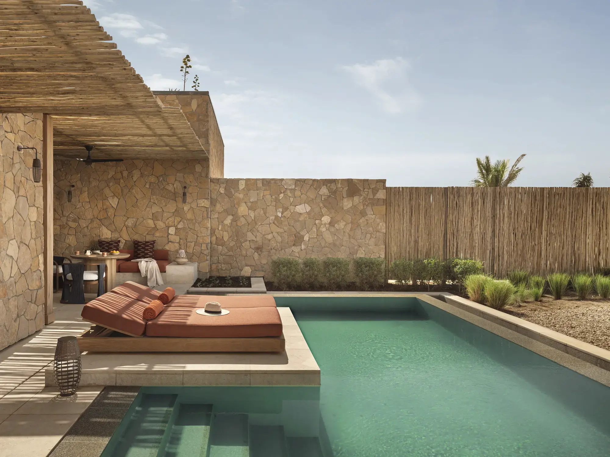 AMAALA Saudi-Arabien: 2 spektakuläre Luxusresorts am Roten Meer Wohnbereich einer Three-Bedroom Pool Villa im Six Senses AMAALA mit Blick auf geschützte Buchten. (Quelle: Six Senses AMAALA)