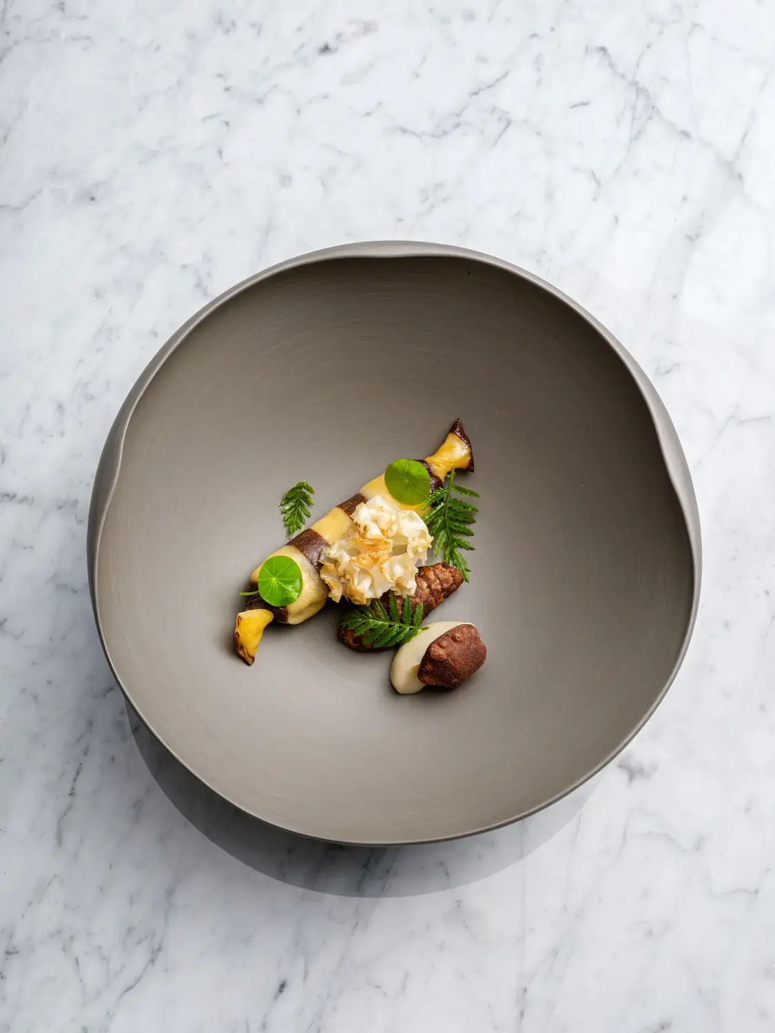 Glasswing Restaurant Wien: Sommelier Max Populorum unter den Top 20 Österreichs Mit 29 Jahren zählt Max Populorum zu den Top 20 Sommeliers Österreichs und prägt die Weinphilosophie des Hauses. (Quelle: The Amauris Vienna)