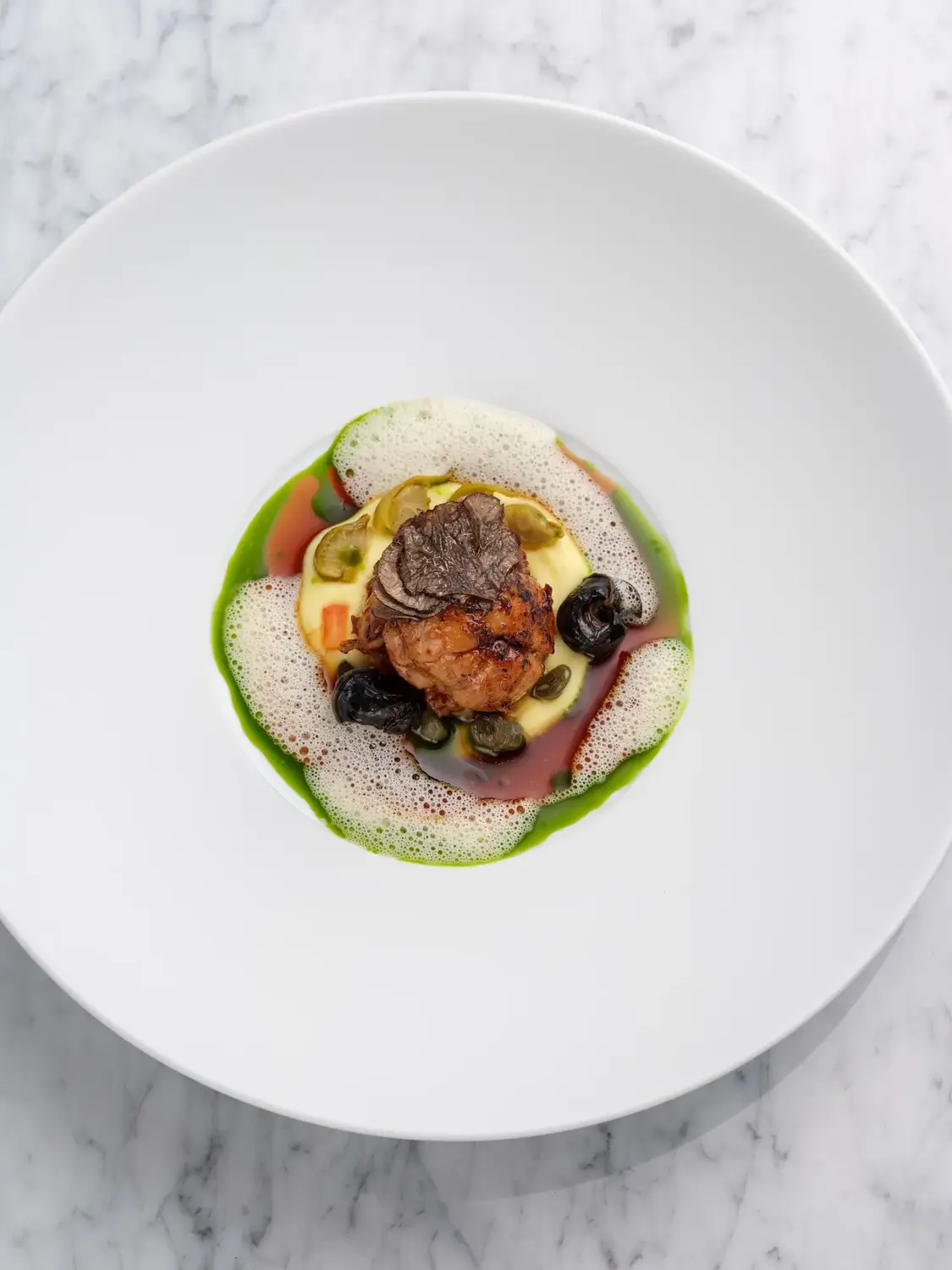 Glasswing Restaurant Wien: Sommelier Max Populorum unter den Top 20 Österreichs Charakterstarke Entdeckungen aus Österreich bilden einen Schwerpunkt der Weinauswahl im Michelin Stern Restaurant Glasswing. (Quelle: The Amauris Vienna)