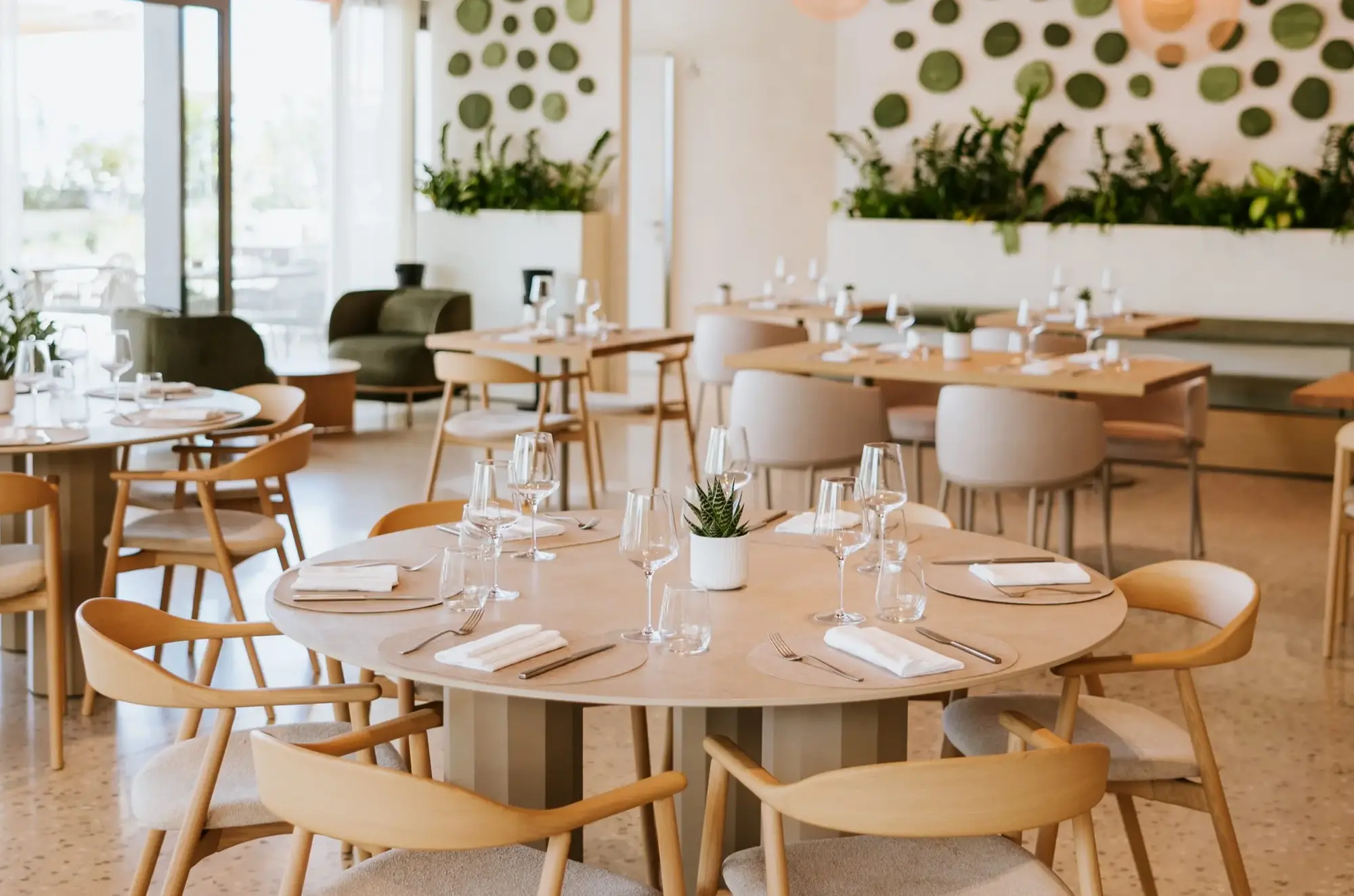 Zefirino Beach Club Portorož: Neues Restaurant-Highlight am Adriastrand Art-Déco-Elemente prägen das Interieur des Zefirino Beach Club Portorož. (Quelle: Minor Hotels)
