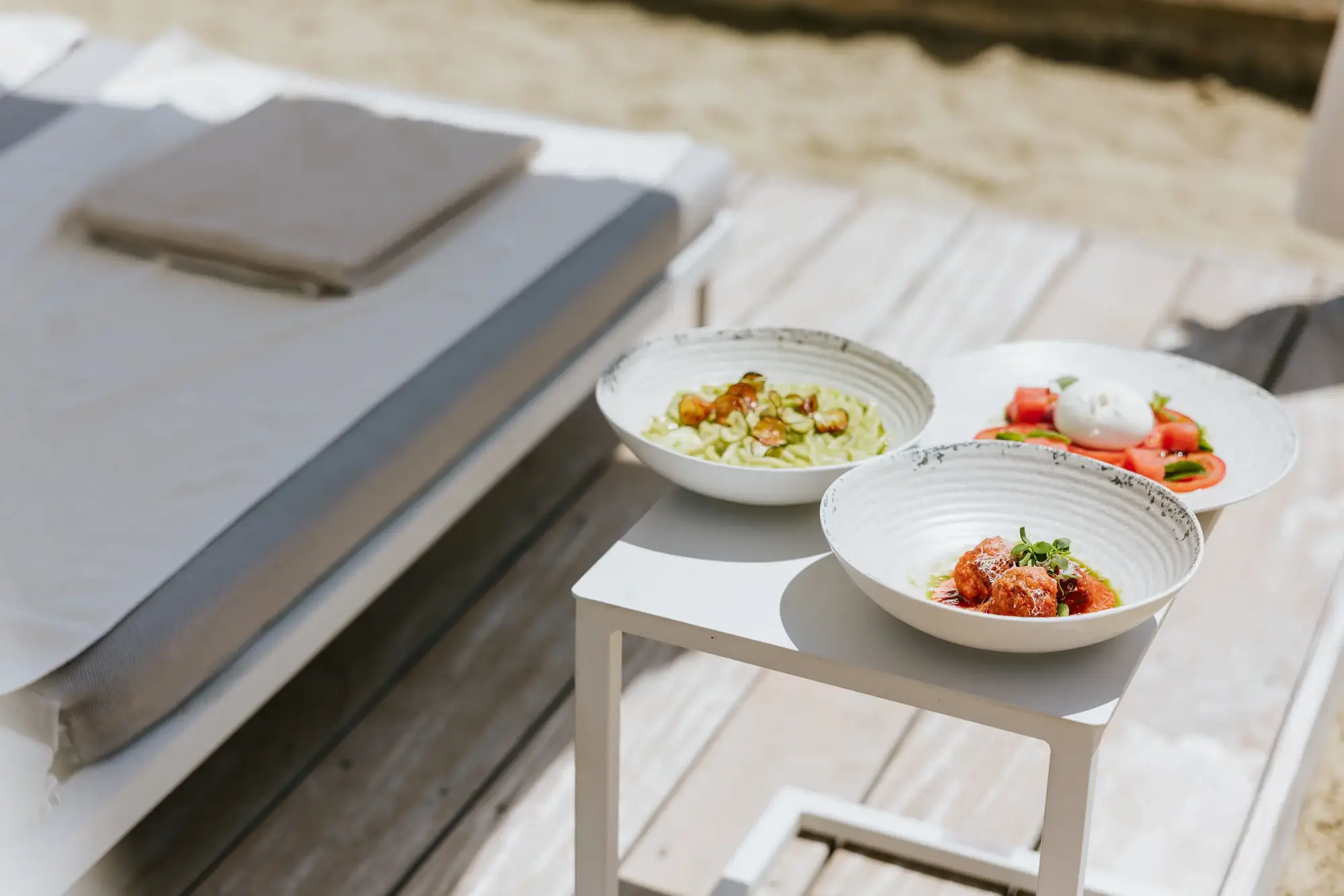 Zefirino Beach Club Portorož: Neues Restaurant-Highlight am Adriastrand Italienische Küche im Zefirino Beach Club: Pinsa mit Trüffel und frische Pasta mit Lobster. (Quelle: Minor Hotels)