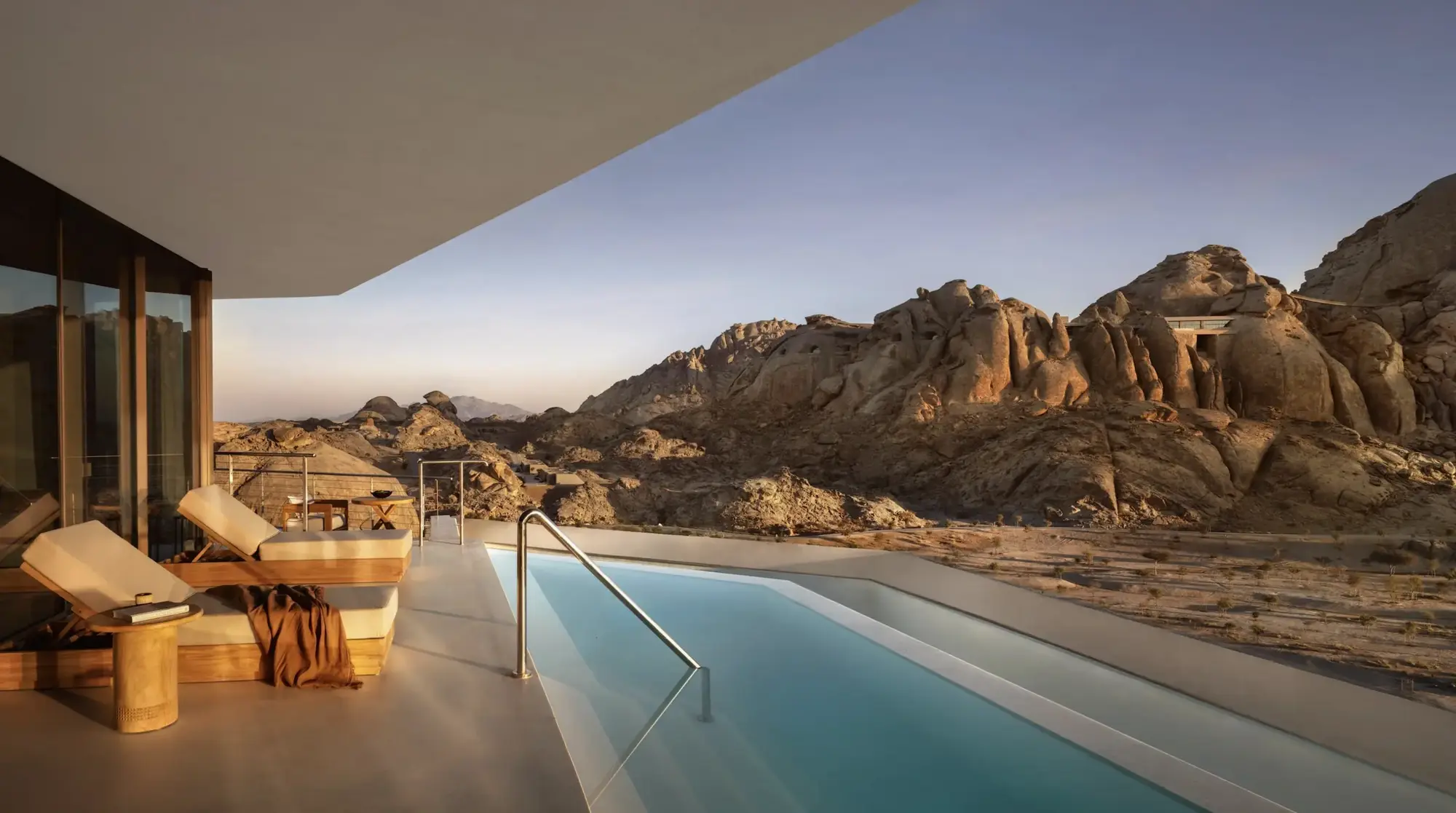 The Red Sea Resorts: 3 Poolwelten zwischen Wüste, Bergen und Meer Desert Rock Resort mit weitem Blick über das Bergland der The Red Sea Destination
