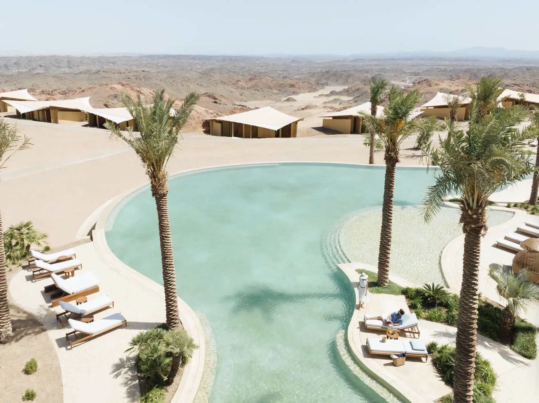 The Red Sea Resorts: 3 Poolwelten zwischen Wüste, Bergen und Meer Pool des Six Senses Southern Dunes, eines der The Red Sea Resorts, als Oase in der Wüste