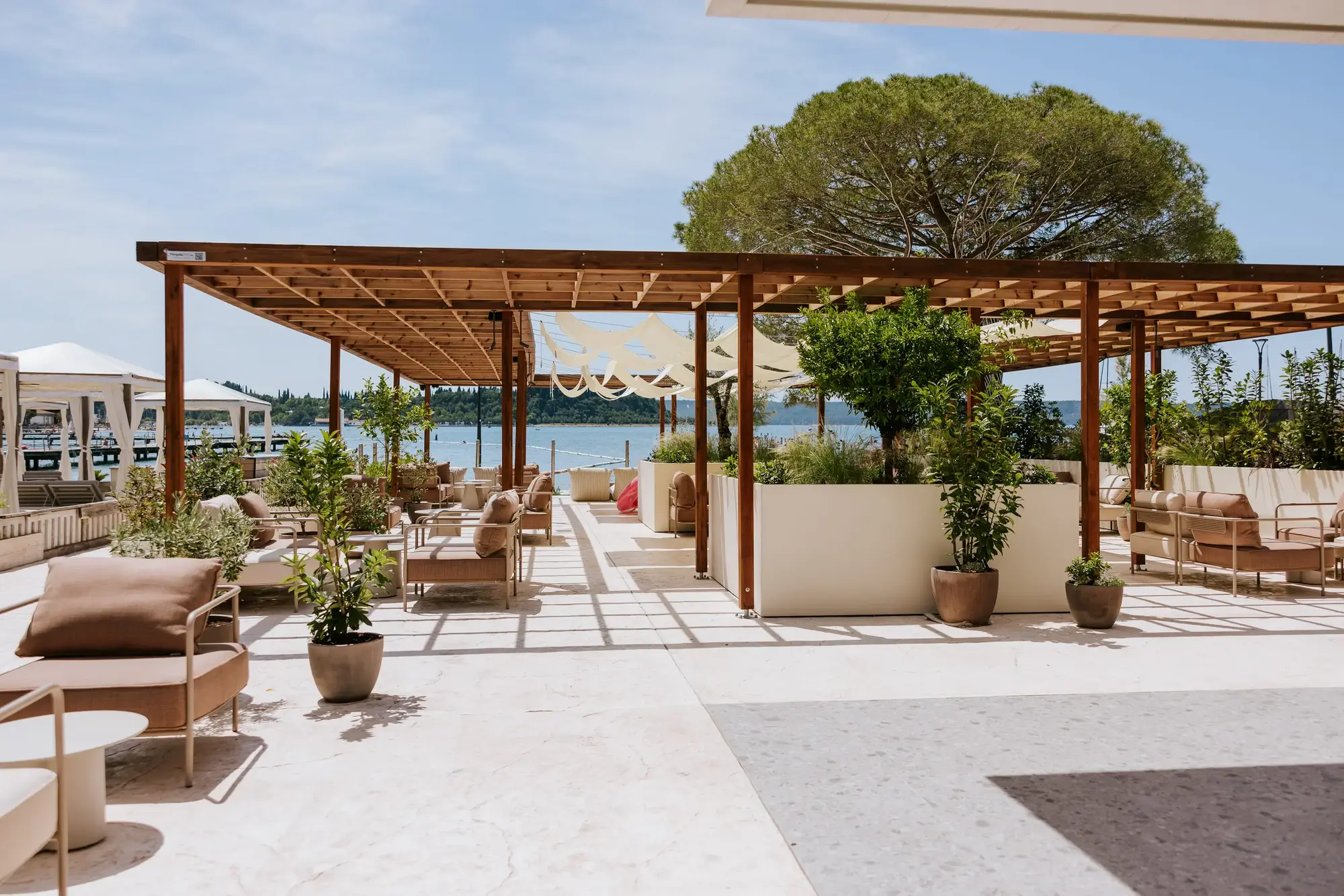 Zefirino Beach Club Portorož: Neues Restaurant-Highlight am Adriastrand Der Zefirino Beach Club Portorož setzt auf helle Sandfarben und viel Glas für eine moderne Atmosphäre am Meer. (Quelle: Minor Hotels)