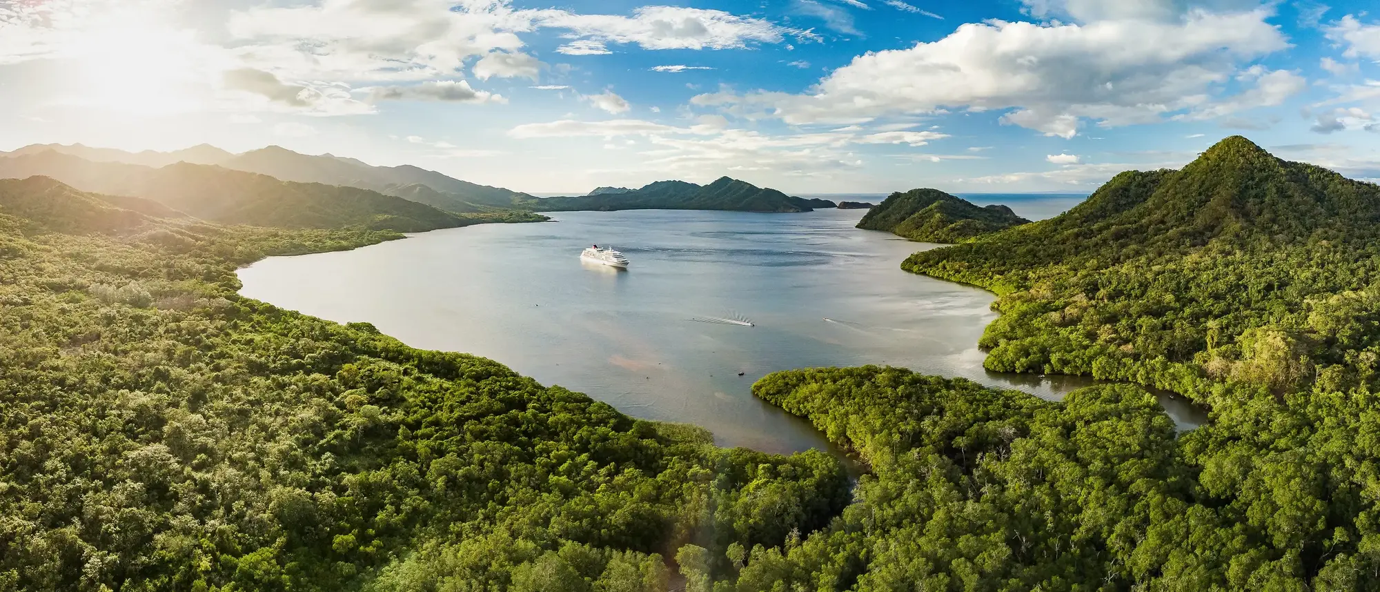 Hapag-Lloyd Cruises Premierenrouten 2027/28: Neue Wege rund um die Welt Hapag-Lloyd Cruises 2027/28: Die EUROPA 2 steuert in Costa Rica abgelegene Orte wie Puerto Jiménez an. (Quelle: Hapag-Lloyd Cruises)