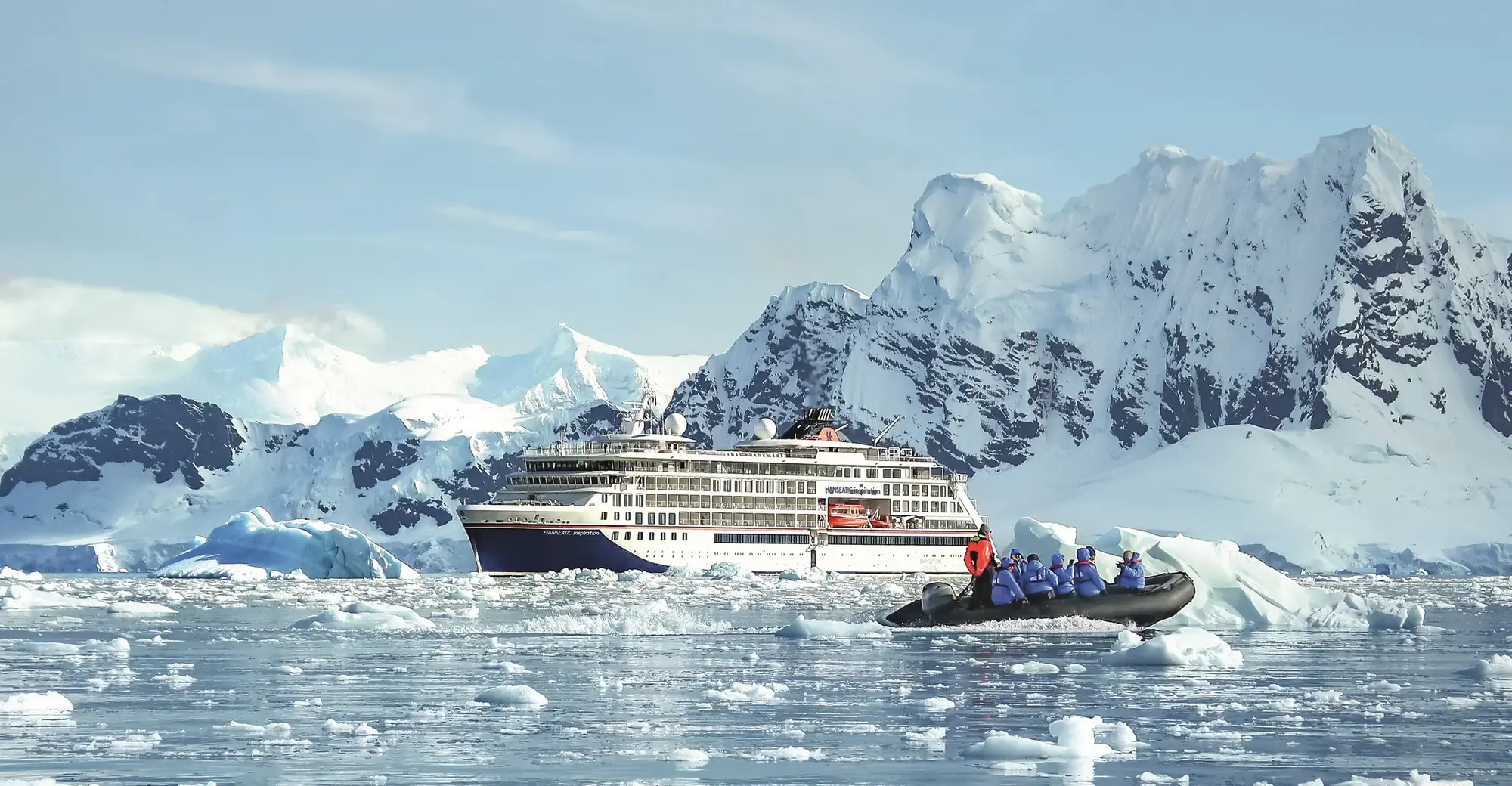 Hapag-Lloyd Cruises Premierenrouten 2027/28: Neue Wege rund um die Welt Kurze Expeditionen führen die HANSEATIC inspiration 2028 in nur 14 Tagen tief in die Eiswelten von Südgeorgien. (Quelle: Hapag-Lloyd Cruises)