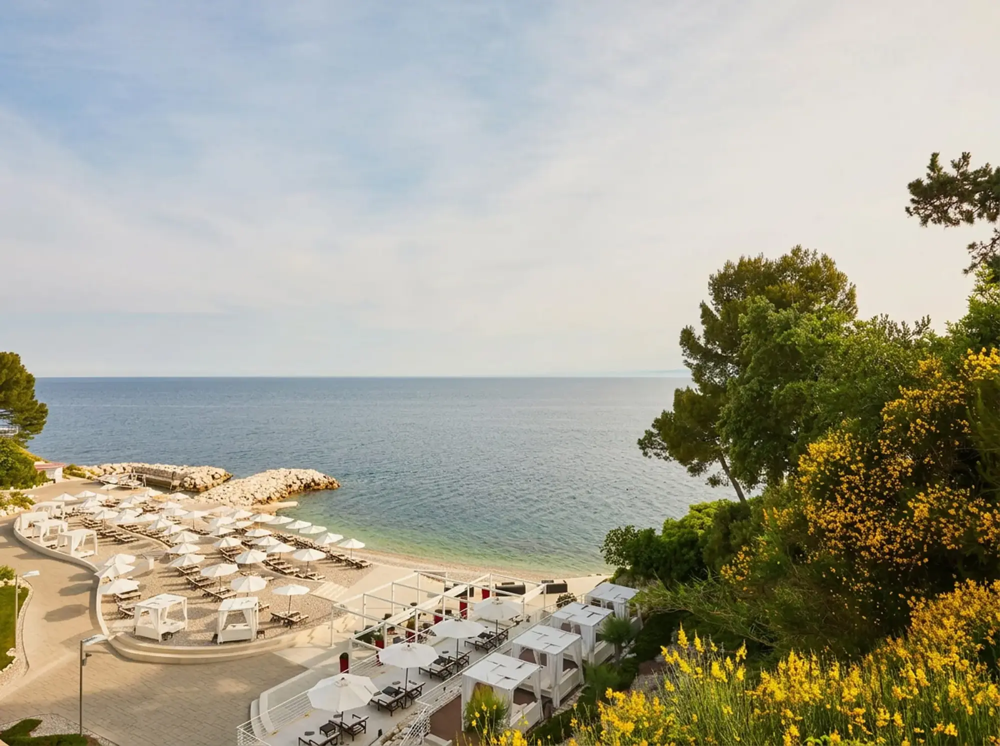 Trüffelsuche Istrien: Exklusive 3-Stunden-Tour im Luxusresort Privater Strandabschnitt mit Cabanas im Adriatic Istria Resort (Quelle: Minor Hotels)