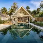 Ab Februar 2026 beherbergt die erste Insel der Gruppe insgesamt 74 Villen in einem geschützten Delfinschutzgebiet. (Quelle: SIX & SIX PRIVATE ISLANDS)