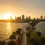 Vom St. Pete Pier eröffnet sich zum Sonnenuntergang ein weiter Blick über die Tampa Bay und die Skyline. (Quelle: visitspc.com)