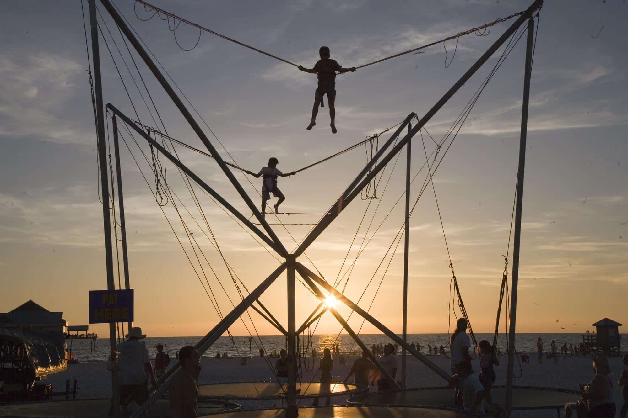 Akrobaten und Strassenkünstler beim Sonnenuntergang Clearwater Beach am Pier 60 unterhalten Besucher und Einheimische.