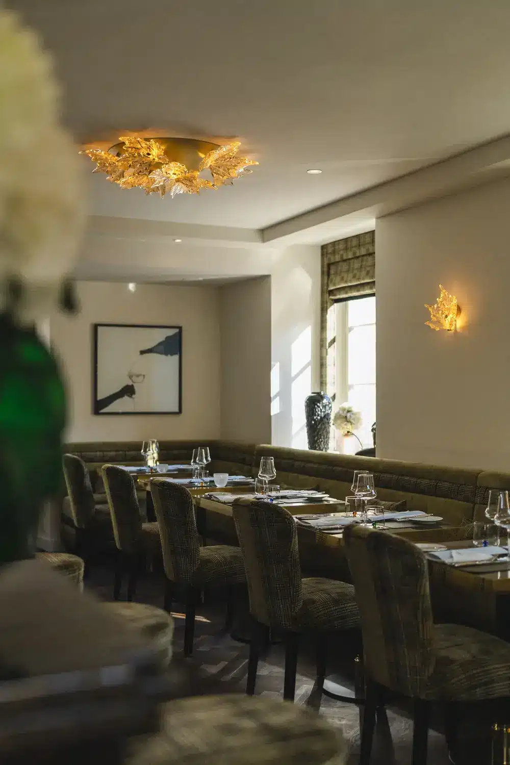 Villa Florhof Zürich: Laliques erstes Boutiquehotel eröffnet Florhof Bar & Brasserie der Villa Florhof Zürich unter Kristallleuchtern von Lalique