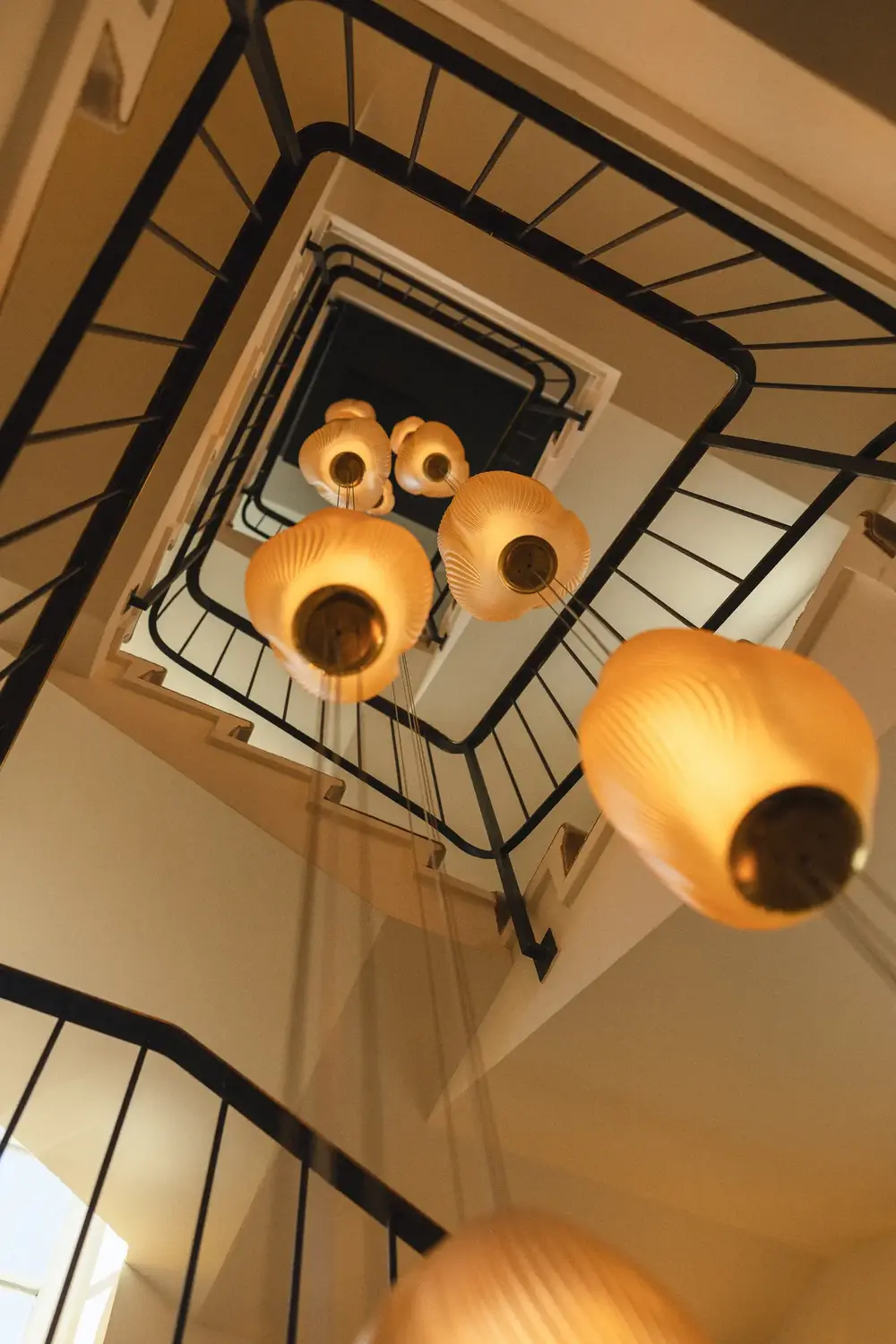 Villa Florhof Zürich: Laliques erstes Boutiquehotel eröffnet Treppenhausbeleuchtung des Lalique Interior Design Studio in der Villa Florhof Zürich