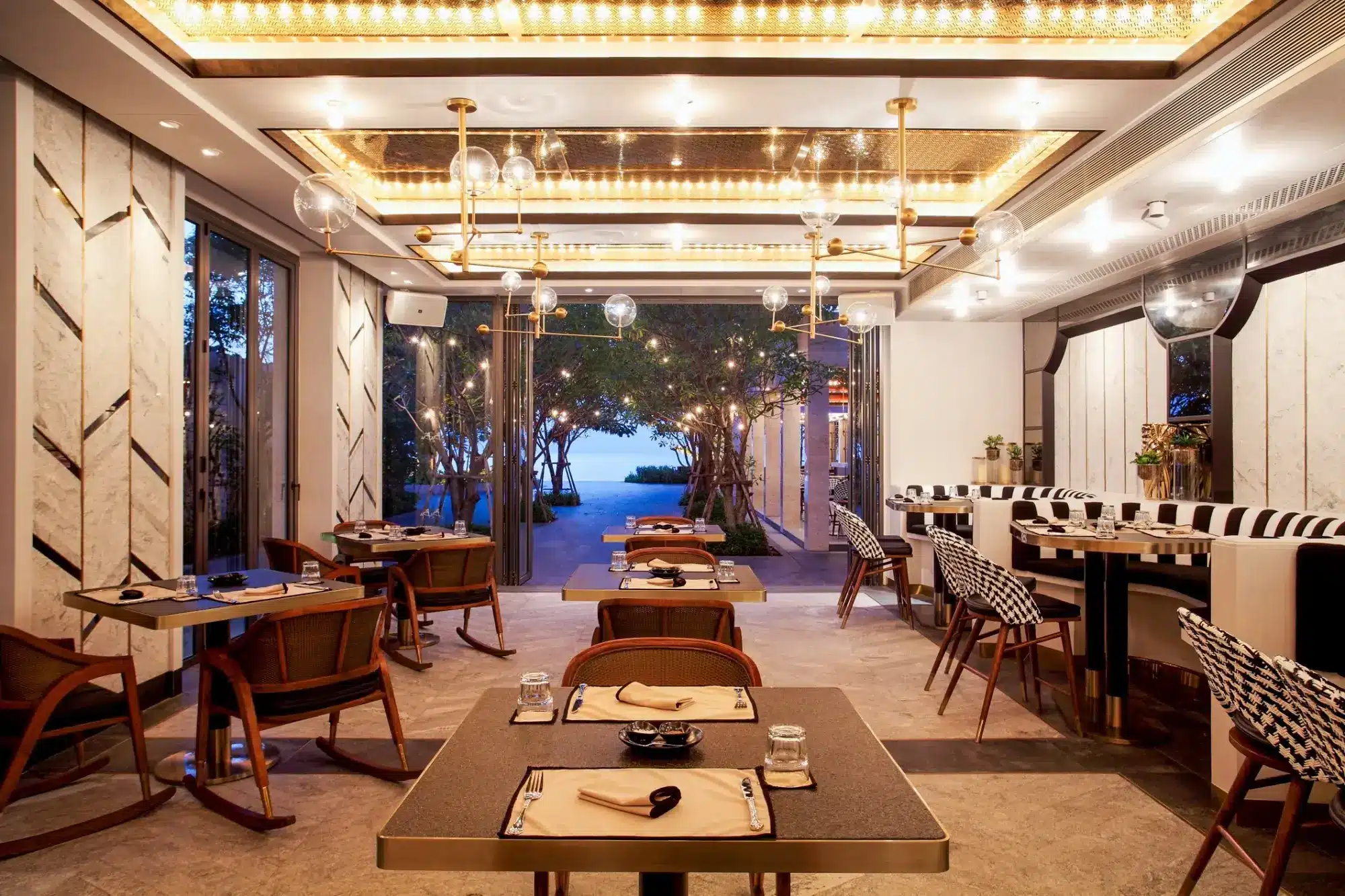 Baba Beach Club Hua Hin: Luxusresort mit Musik und Meer am Golf von Thailand Baba Beach Restaurant im Luxusresort Baba Beach Club Hua Hin mit Blick aufs Meer