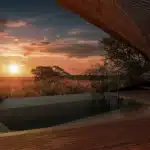 Der Infinity Pool im Haupthaus eröffnet die Aussicht auf das grenzüberschreitende KAZA Schutzgebiet. (Quelle: zvg)