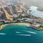 Eingebettet zwischen steilen Klippen und dem Golf von Oman bildet die Bucht von Barr Al Jissah einen spektakulären Rückzugsort. (Quelle: zvg)