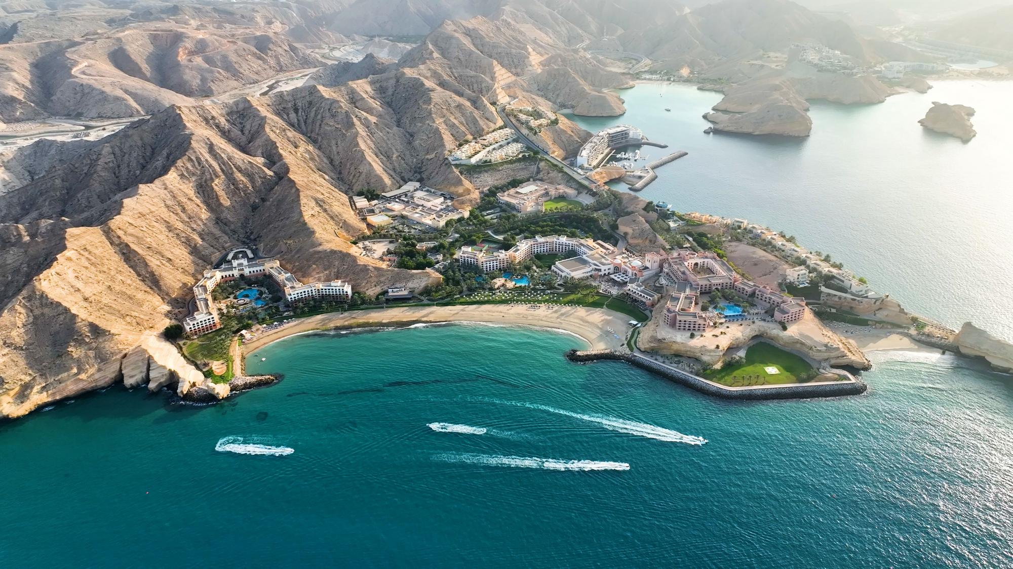 Eingebettet zwischen steilen Klippen und dem Golf von Oman bildet die Bucht von Barr Al Jissah einen spektakulären Rückzugsort. (Quelle: zvg)