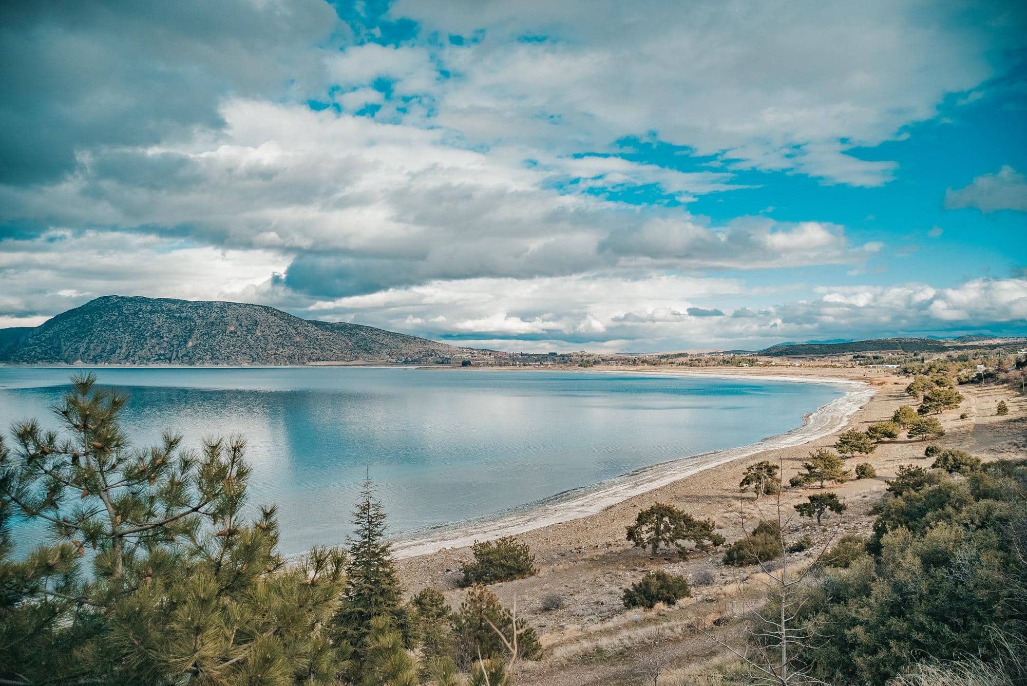 Seen in der Türkei entdecken: Die schönsten Naturjuwele im Überblick Seen in der Türkei: Weisser Hydromagnesit-Strand und türkisfarbenes Wasser am Salda See in Burdur