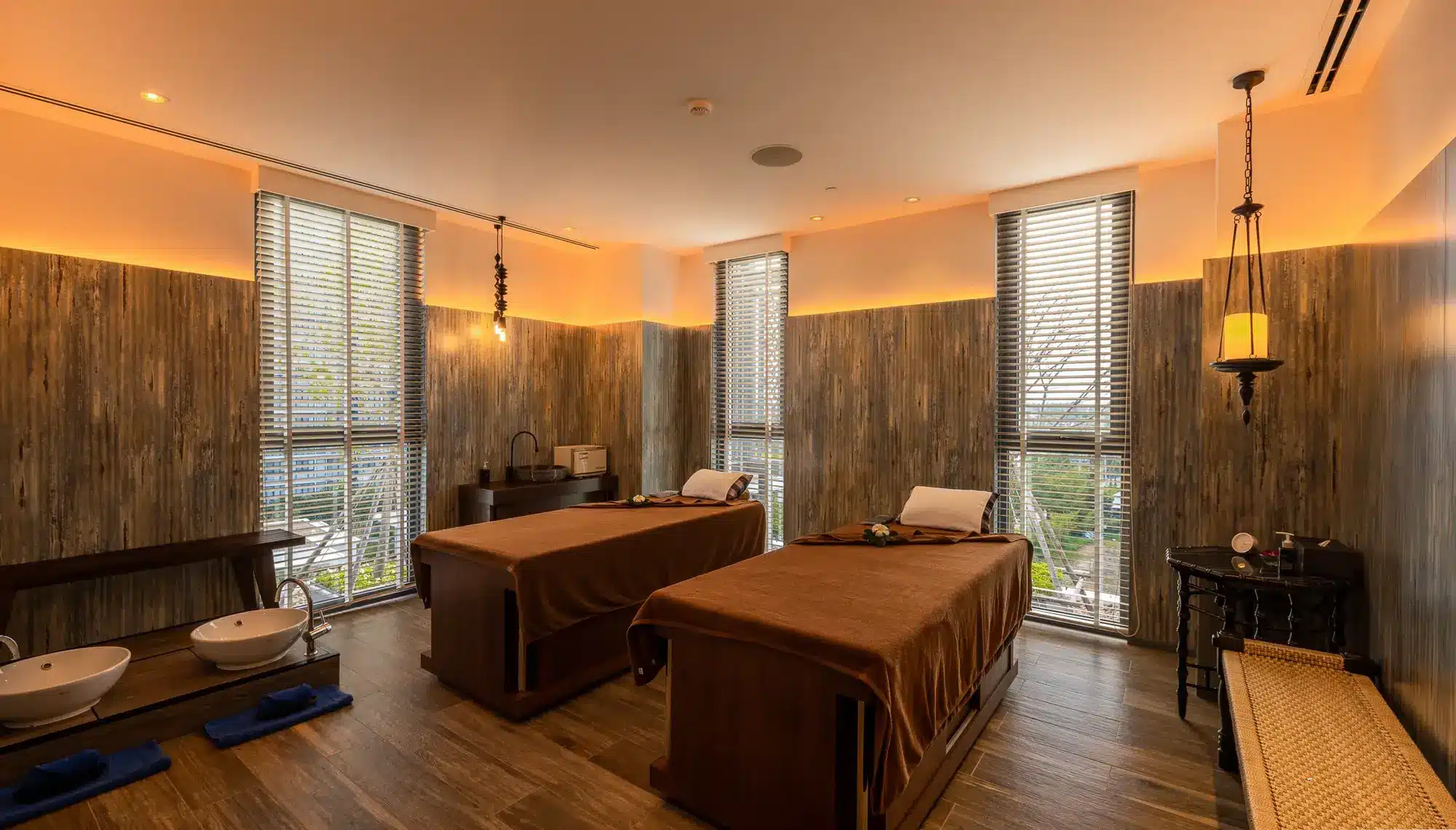 Baba Beach Club Hua Hin: Luxusresort mit Musik und Meer am Golf von Thailand Behandlungsraum im Cool Spa des Baba Beach Club Hua Hin