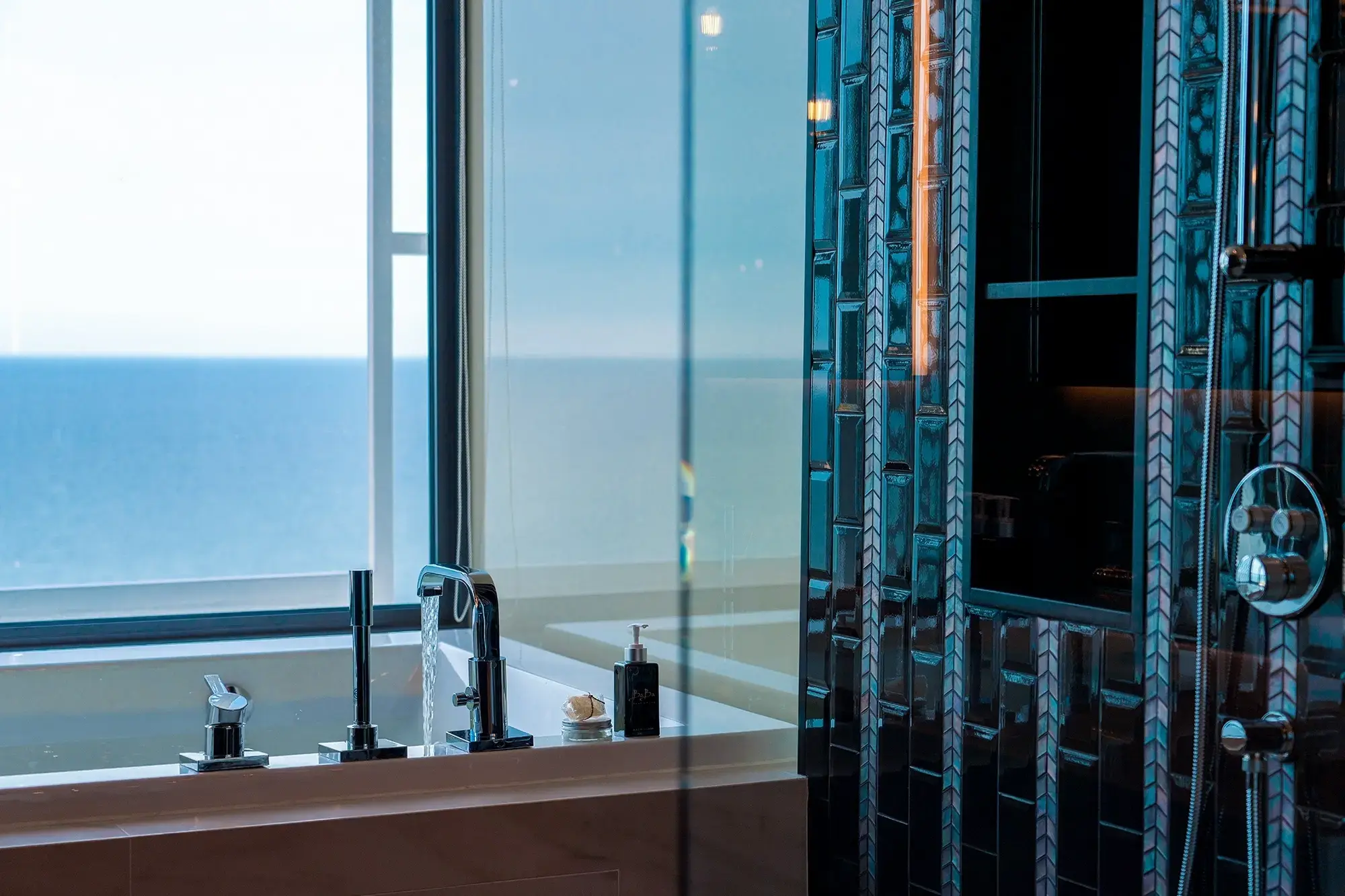 Baba Beach Club Hua Hin: Luxusresort mit Musik und Meer am Golf von Thailand Badezimmer mit Meerblick im Habita Seaview, Baba Beach Club Hua Hin