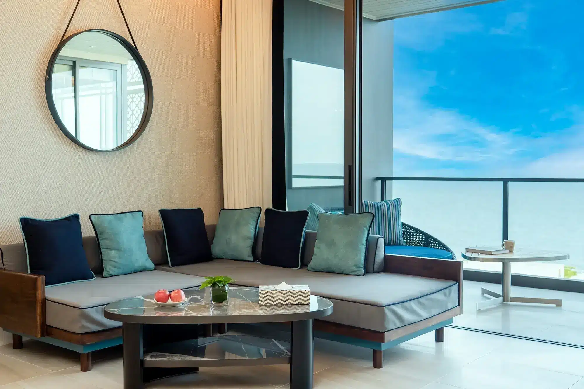 Baba Beach Club Hua Hin: Luxusresort mit Musik und Meer am Golf von Thailand Suite im Habita Seaview des Baba Beach Club Hua Hin mit privatem Aussenbereich