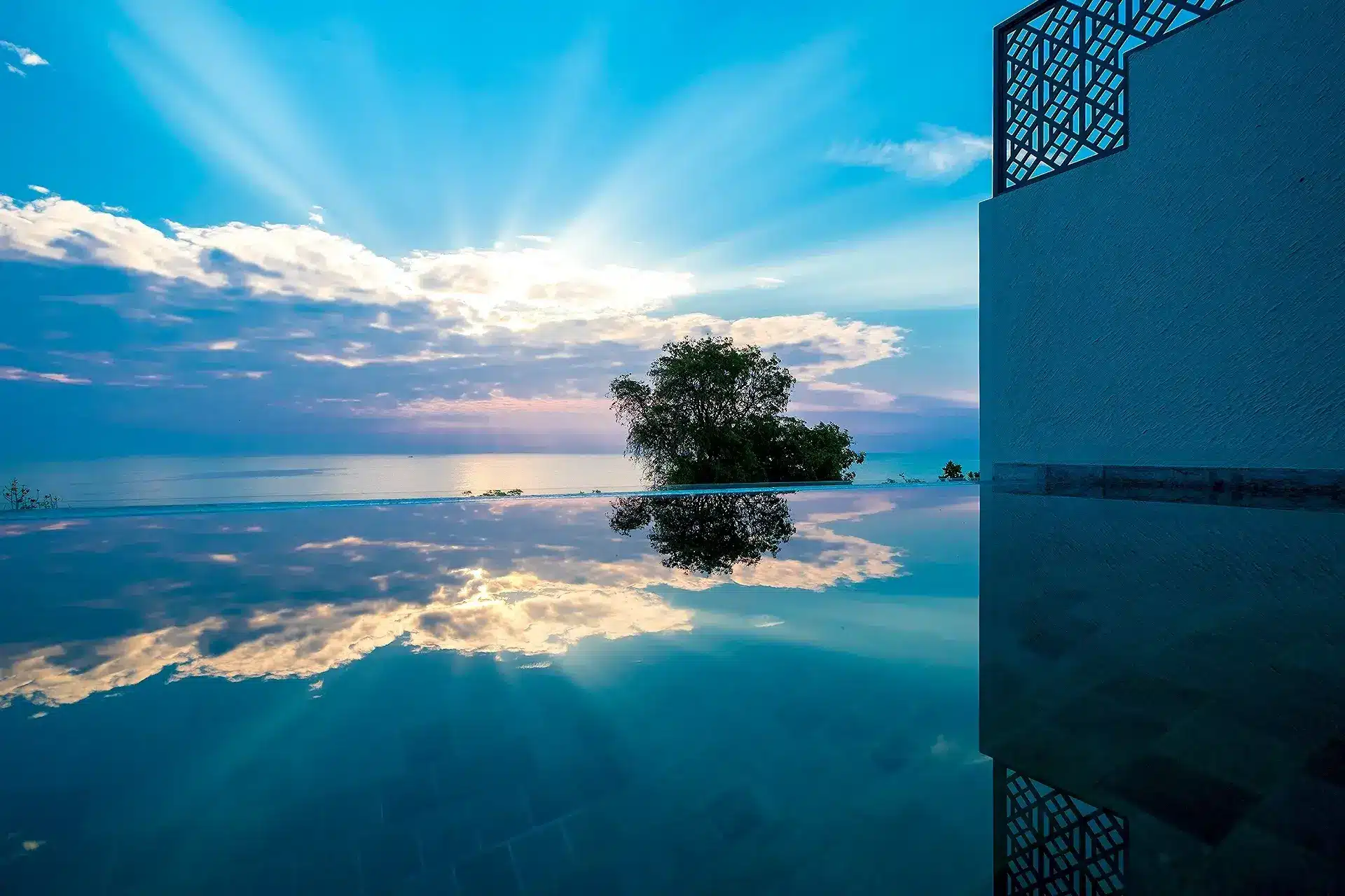 Baba Beach Club Hua Hin: Luxusresort mit Musik und Meer am Golf von Thailand Infinity-Pool des Baba Beach Club Hua Hin im Morgenlicht vor der Küste von Cha-Am