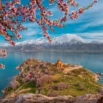 Die historische armenische Kirche auf der Insel Akdamar im Van See, dem weltgrössten Sodasee vor schneebedeckten Gipfeln. (Quelle: GoTürkiye)
