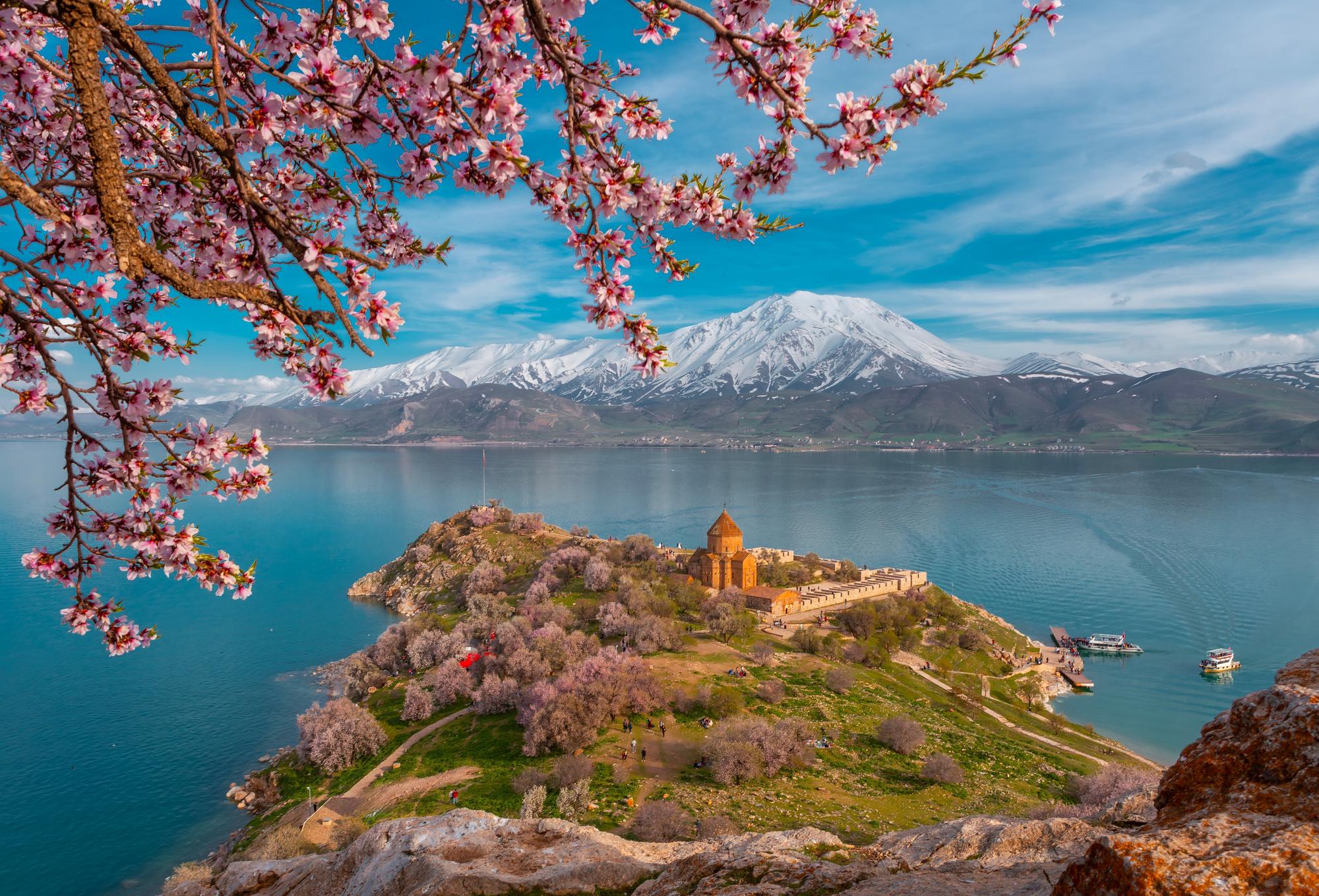 Die historische armenische Kirche auf der Insel Akdamar im Van See, dem weltgrössten Sodasee vor schneebedeckten Gipfeln. (Quelle: GoTürkiye)