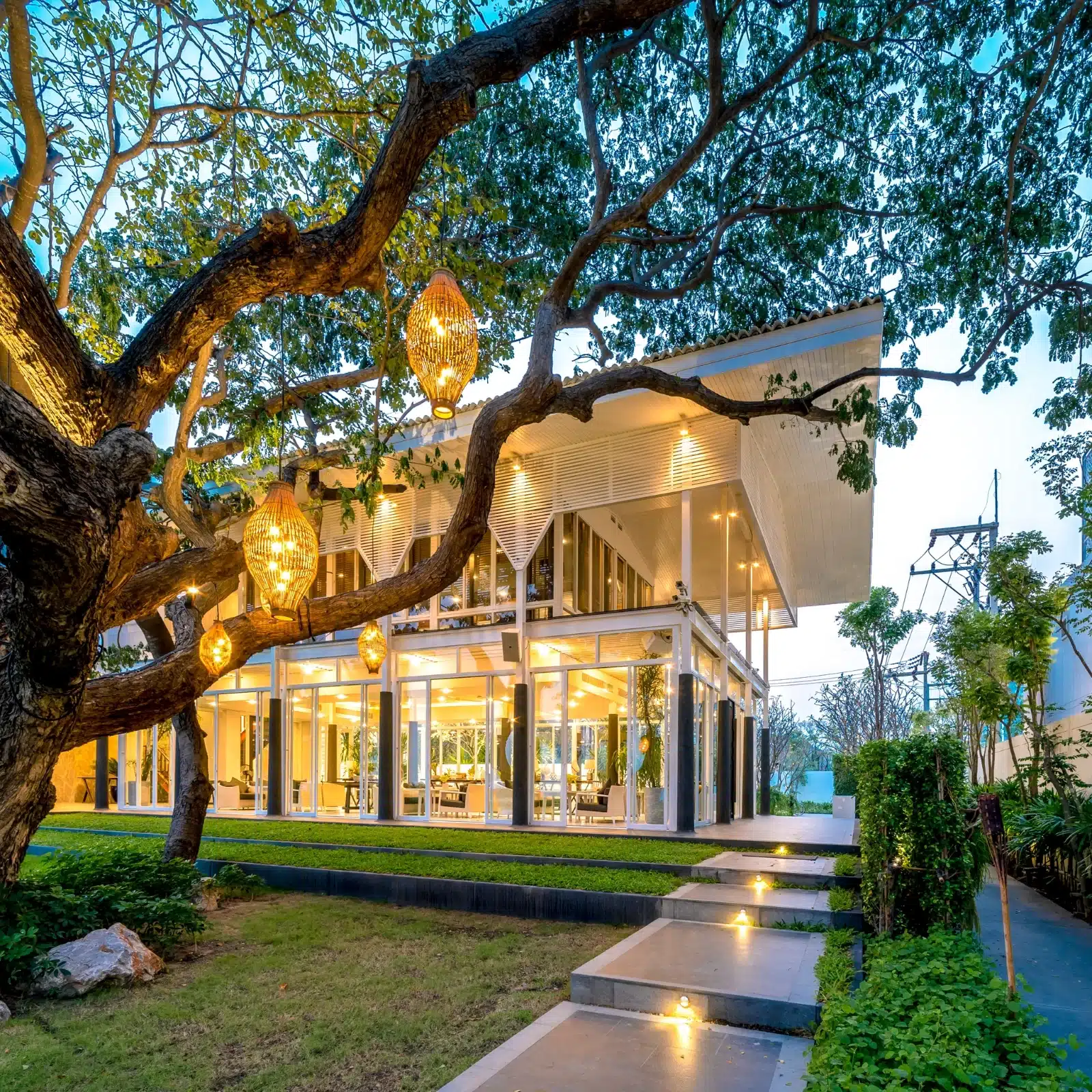 Baba Beach Club Hua Hin: Luxusresort mit Musik und Meer am Golf von Thailand Baba Beach Club Hua Hin: historisches Baan Chok House in tropischem Garten