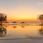Baba Beach Club Hua Hin: Swimmingpool bei Sonnenaufgang am Golf von Thailand