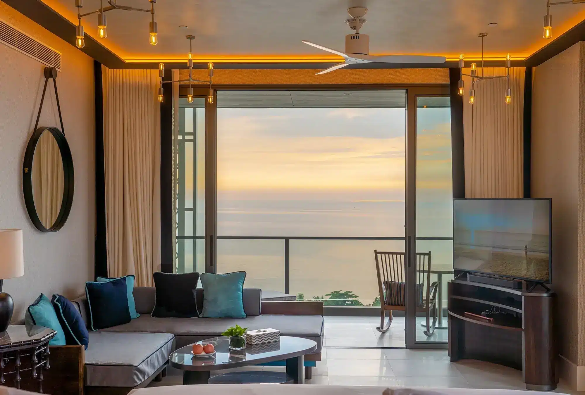 Baba Beach Club Hua Hin: Luxusresort mit Musik und Meer am Golf von Thailand Eck-Suite im Habita Seaview mit Balkon über dem Golf von Thailand