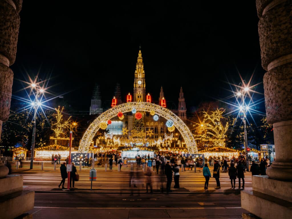 Wiener Christkindlmarkt am Rathausplatz mit beleuchtetem Rathaus, eines der Ziele der Weihnachtsmärkte Europa 2026