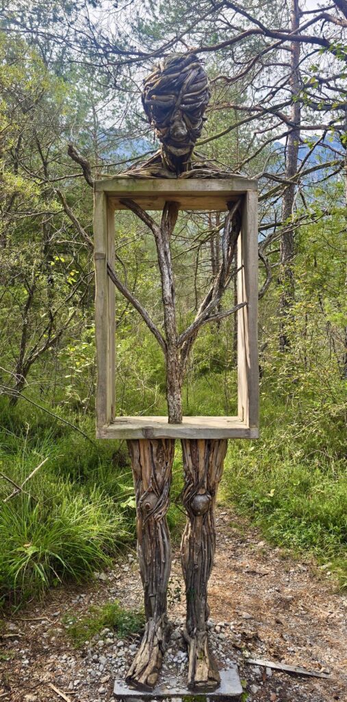 Val di Ledro und Garda Trentino: Zwischen Bergstille und Seeglanz Holzskulptur aus Ästen und Rahmen am Wegrand in der Val di Ledro