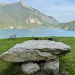 Val di Ledro: Ledrosee mit Bergkulisse und Steintisch auf der Wiese