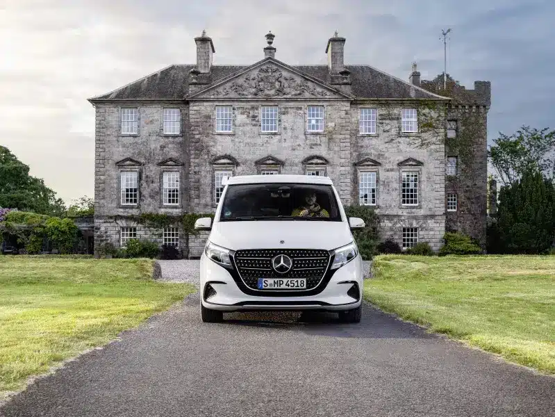 Mercedes-Benz Marco Polo neu: Schweizer Premiere auf dem Caravan Salon Bern 2026 Mercedes-Benz Marco Polo vor historischer Kulisse im Jubiläumsjahr 2026