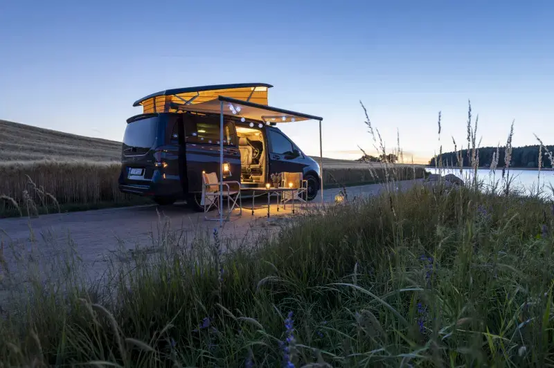 Mercedes-Benz Marco Polo neu: Schweizer Premiere auf dem Caravan Salon Bern 2026 Mercedes-Benz Marco Polo in Abendstimmung am Feldrand