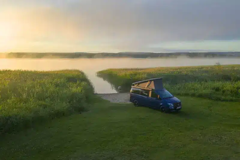 Mercedes-Benz Marco Polo neu: Schweizer Premiere auf dem Caravan Salon Bern 2026 Mercedes-Benz Marco Polo bei Morgendämmerung am Seeufer