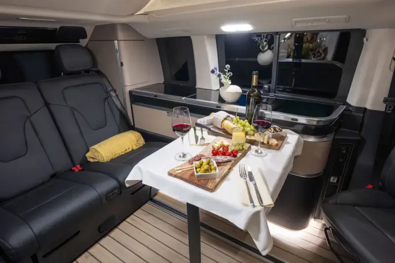Mercedes-Benz Marco Polo neu: Schweizer Premiere auf dem Caravan Salon Bern 2026 Wohnbereich des neuen Mercedes-Benz Marco Polo mit Lichtkonzept