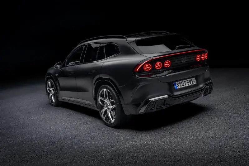 Mercedes-AMG GT SUV: Neuer High-Performance Elektro-SUV aus Affalterbach Heckansicht des Mercedes-AMG GT SUV mit drei runden Röhrenleuchten