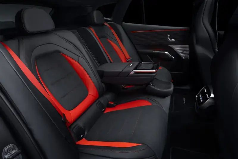 Mercedes-AMG GT SUV: Neuer High-Performance Elektro-SUV aus Affalterbach Fondsitze im Innenraum des Mercedes-AMG GT SUV mit Sportwagen-Ergonomie