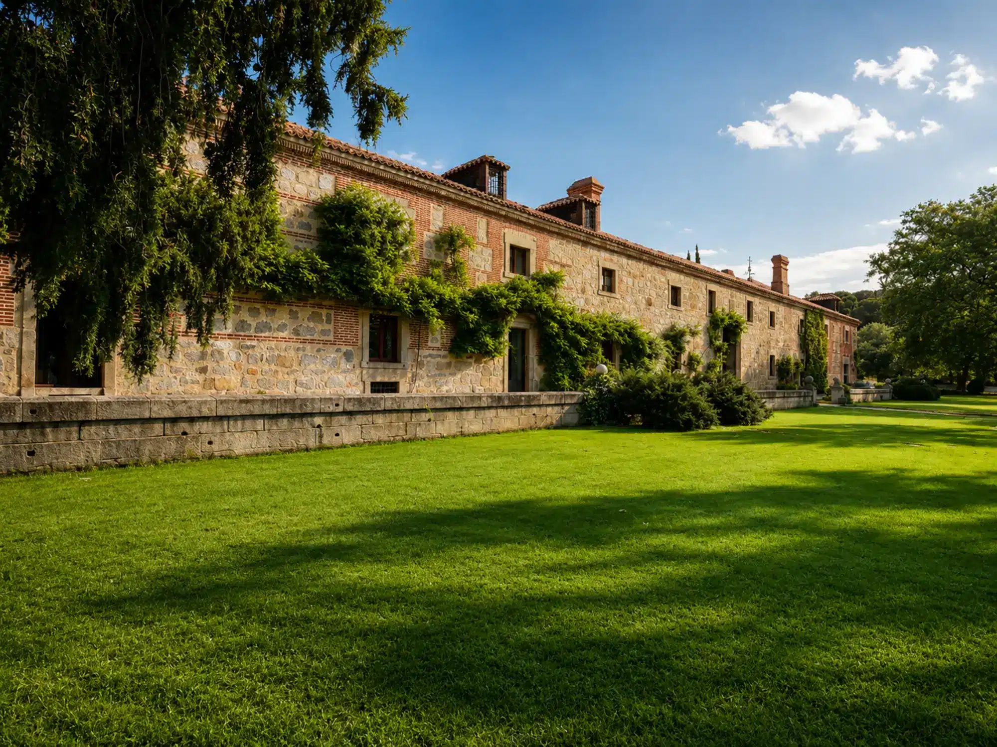 Six Senses Neueröffnungen 2027: Vier neue Hotels in Europa und Nahost Haupteingang des Six Senses Quexigal Palace, einer der Six Senses Neueröffnungen bei Madrid