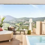 Privater Pool mit Panoramablick: Von der Suite blickt man direkt auf die grünen Fairways von Andratx. (Quelle: Zafiro Hotels)