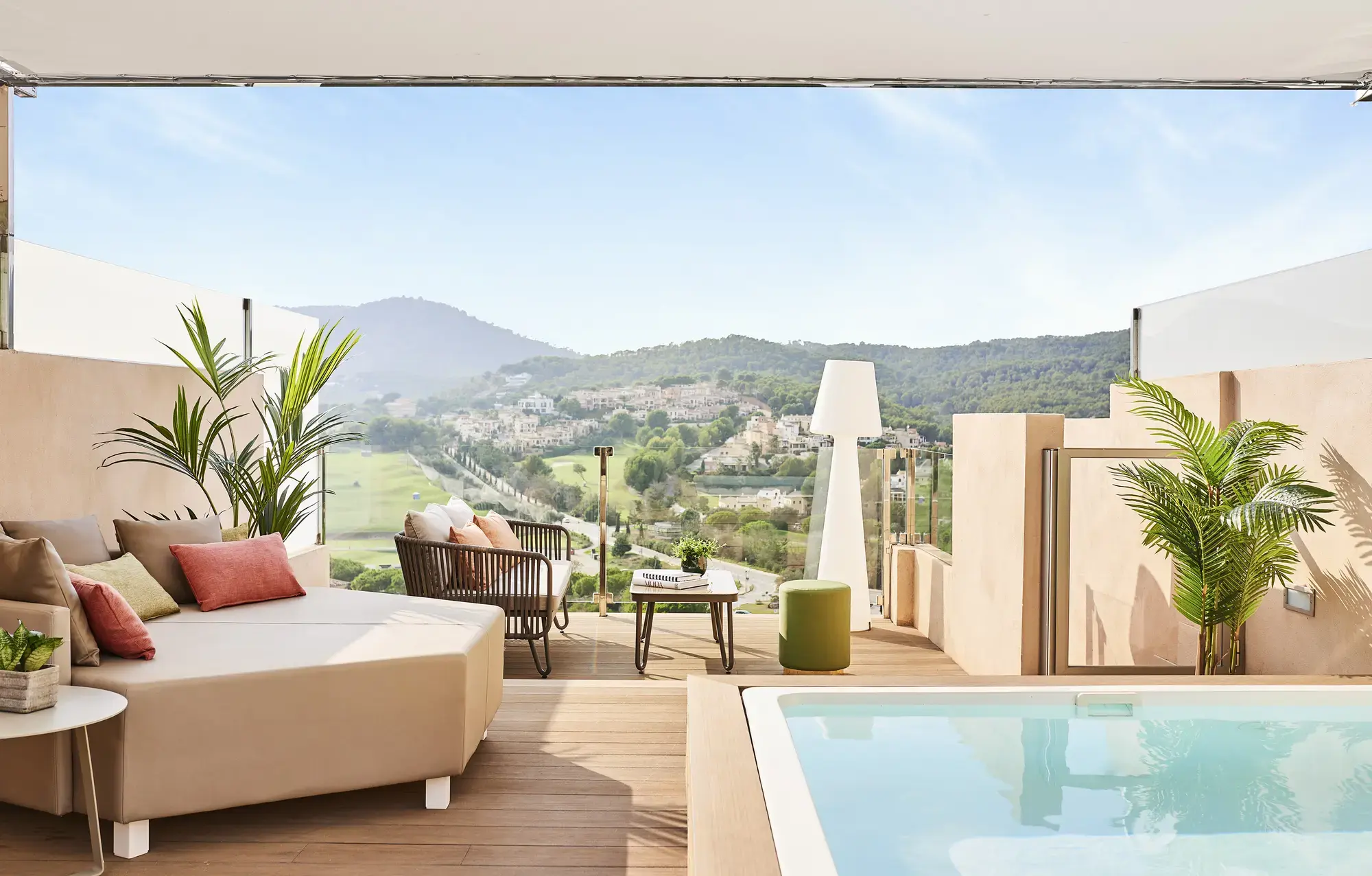 Privater Pool mit Panoramablick: Von der Suite blickt man direkt auf die grünen Fairways von Andratx. (Quelle: Zafiro Hotels)
