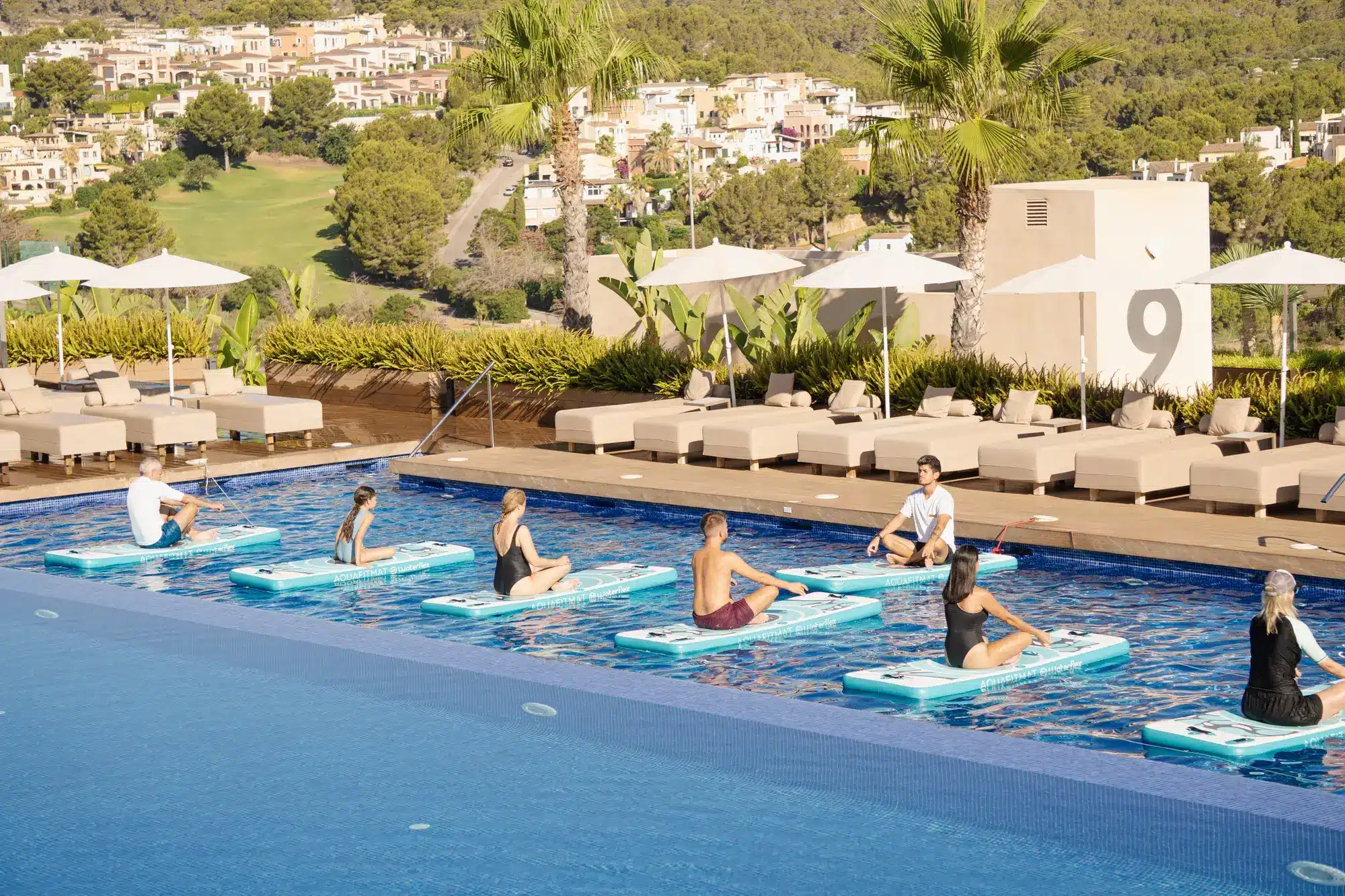 Golfurlaub Mallorca: Zafiro Hotels zwischen Fairway und Mittelmeer Yoga auf dem SUP-Board im Zafiro Palace Andratx als Ausgleich zum Golfurlaub Mallorca
